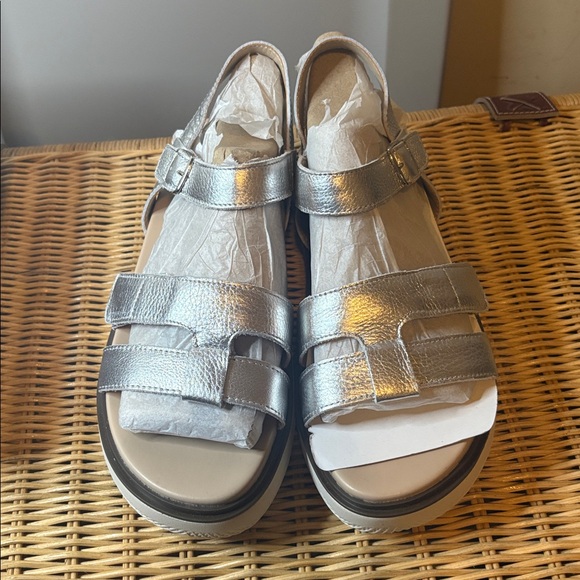 Vionic Women’s Size 12 Metallic Silver Sandals NIB - Picture 7 of 9